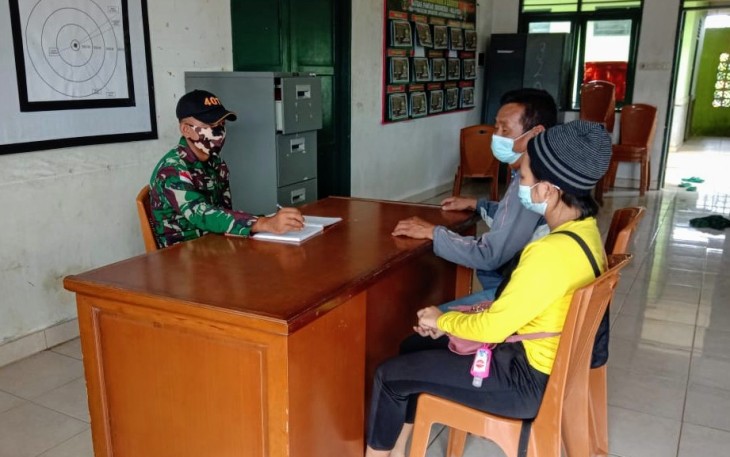 Personel Pos Mentari Satgas Pamtas RI-Malaysia, Yonif 407/Padmakusuma mengamankan 2 orang Pelintas Batas Ilegal yang melalui jalur Non Prosedural di Desa Sebindang, Kecamatan Badau, Kabupaten Kapuas Huku, Kalimantan Barat. Sabtu (02/01/21).