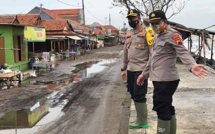 Kapolres Pekalongan Kota Akbp M Irwan Susanto  S.I.K, S.H, M.H, bersama Kapolsek Pekalongan Utara Kompol Kautsar Ali ,Sos, S.i.k melaksanakan kunjungan/sambang warga yang terkena rob, Minggu ( 3/1/2021)
