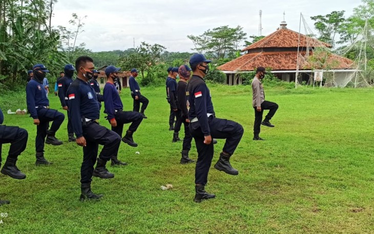 Polres Batang Polda Jawa Tengah Melaui Satuan Pembina Masyarakat (Satbinmas) Memberikan Pembinaan dan Pelatihan Kepada Petugas Satpam Nawakara PLTU Batang