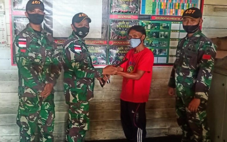 Satgas Pamtas Yonif 407/PK Kembali Terima Senjata Api Rakitan dari Warga Perbatasan 