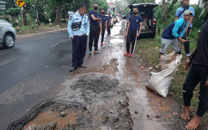 Rutan Batang sedang menambal beberapa titik jalan yang berlubang di sekitar Kantor Rutan Batang Selasa (5/1/2021)