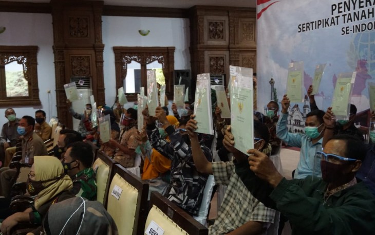 Dandim Batang Letkol Arh. Yan Eka Putra turut hadir dalam acara Penyerahan Sertifikat Tanah Secara Virtual oleh Presiden Republik Indonesia di Aula Pendopo Kabupaten Batang, Selasa (5/1/2021)