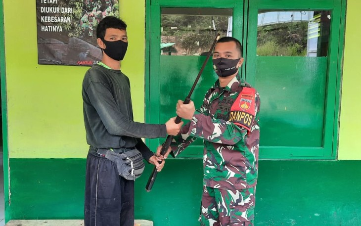 Satgas Pamtas RI – MLY Yonif 407/Padmakusuma Pos Kantuk Asam Menerima Penyerahan Satu Pucuk Senjata Jenis Lantak dari warga Desa Kantuk Asam Kecamatan Puring Kencana Kabupaten Kapuas Hulu Kalbar