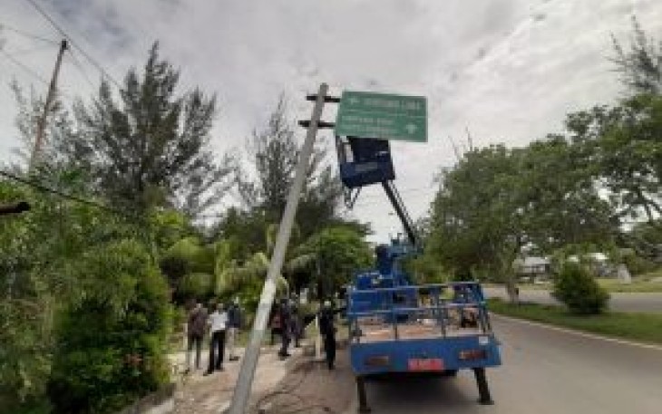Dishub Kota Bengkulu Saat Melakukan Perobohan Rambu Pendahulu Petunjuk Jalan (RPPJ) Yang Berada di Jalan Sedap Malam
