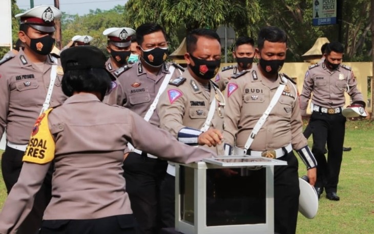 Personel Polres Pekalongan Sisihkan Sebagian Gajinya Untuk Bersedekah