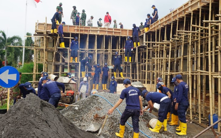 Para Prajurit Bersama Nawakara Gotong Royong Proses Percepatan Pembangunan Rehab Aula Makodim