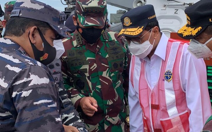 Panglima TNI Marsekal TNI Hadi Tjahjanto, Menteri Perhubungan Budi Karya Sumadi, dan Kabasarnas Marsdya Bagus Puruhito bertolak dari Posko Terpadu JICT 2 menuju lokasi dugaan kuat pesawat Sriwijaya SJ182 jatuh di antara Pulau Lancang dan Pulau Laki, kawasan Kepulauan Seribu, Minggu (10/1/2021) pagi sekitar pukul 07.30 WIB.