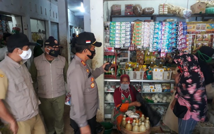 Forkompimcam Rowosari Melaksanakan Operasi Yustisi di Pasar Rowosari Kecamatan Rowosari Kabupaten Kendal