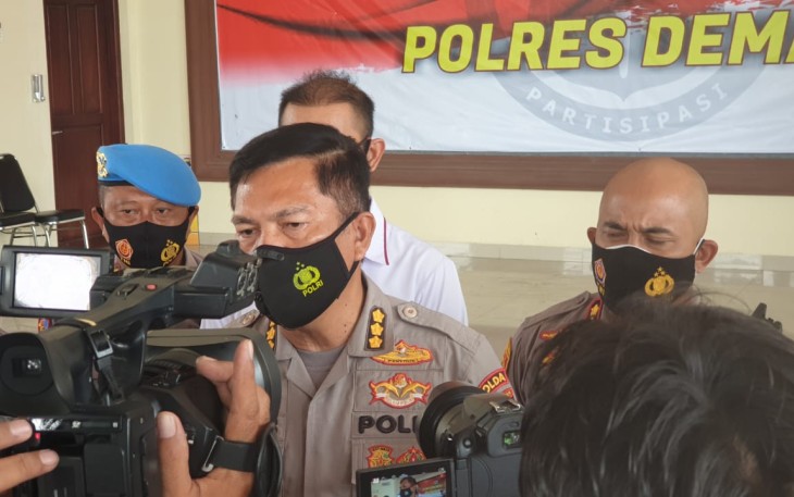 Kabid Humas Polda Jateng Kombes Iskandar F Sutisna Menjelaskan Kepada Wartawan di Mapolres Demak