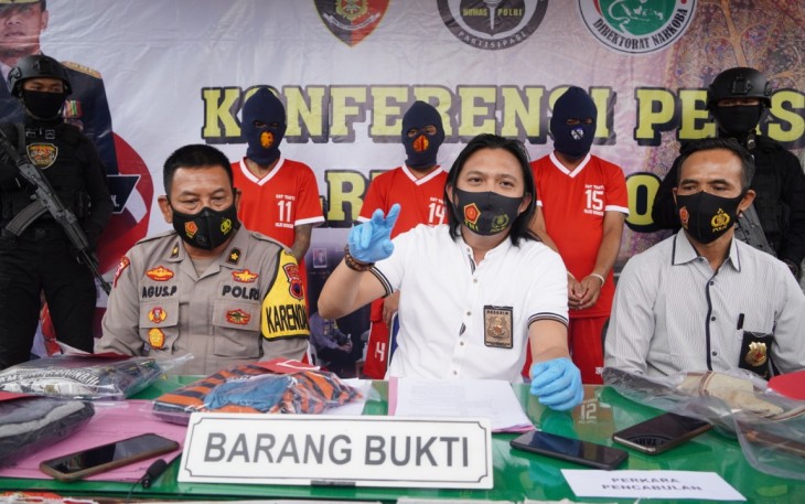 Kasat Reskrim Polres Wonogiri Iptu Ghala Rimba Doa Sirrang, S.IK mewakili Kapolres AKBP Christian Tobing, S.IK, MH, M.Si dalam keterangan persnya di hadapan awak media di Mapolres Wonogiri, Selasa (12/1)