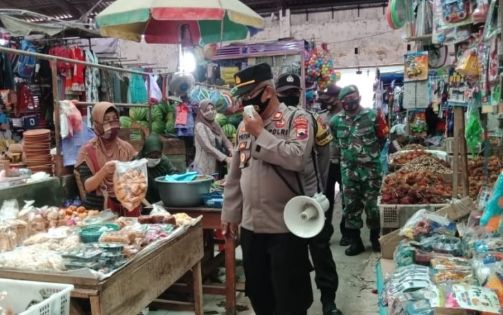 Aparat kepolisian di Kabupaten Pekalongan Mendatangi Pasar Tradisional Dengan Menggunakan Pengeras Suara Mengajak Pedagang dan Pengunjung Pasar Untuk Tetap Mematuhi Protokol Kesehatan