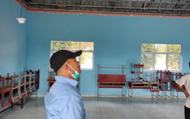 Kabid SD Dinas Pendidikan Kabupaten Bintan Johari Saat Melakukan Pengecekan 