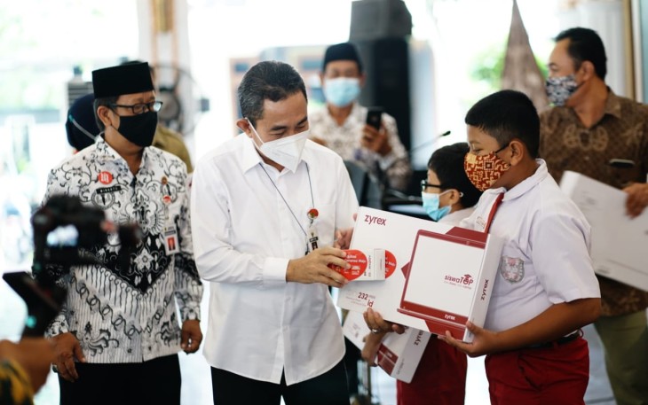 Haryanto serahkan dukungan laptop untuk pelajar