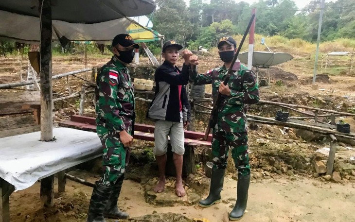 Satuan Tugas Pengamanan Perbatasan Indonesia Malaysia (Satgas Pamtas RI-MLY) Yonif 407/PK Kembali Menerima Penyerahan Senjata Api Jenis Bowman Secara Sukarela Dari Warga Setempat