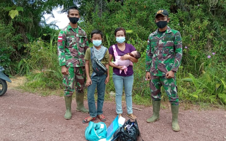 Satgas Pamtas RI-MLY Yonif 407/Padmakusuma Pos Mentari Amankan Tiga Orang Pekerja Migran Indonesia (PMI) Non Prosedural Yang Berusaha Masuk Kembali ke Indonesia dari Malaysia