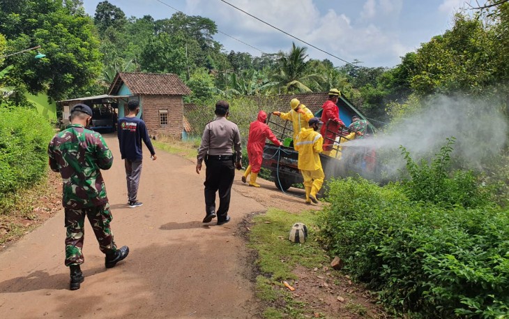 Tim Gugus Tugas Pencegahan dan Penanggulangan Covis-19 Kecamatan Tersono Melakukan Penyemprotan Disinfektan 