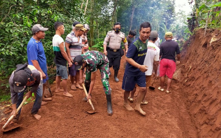 Babinsa Koramil 06 /Tersono Serda Joko Riono Bersama Babinkamtibmas dan Warga Dukuh jJati Kecamatan Tersono Melaksanakan Karya Bakti 