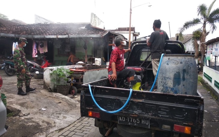 Babinsa Kelurahan Mojosongo Koramil 04/Jebres Kodim 0735 Surakarta Sertu Aswan Ahiri Bantu Penyemprotan Disinfektan 