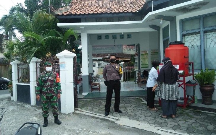 Kodim 0735/Surakarta Sertu Rohmad melaksanakan pengawasan dalam rangka PPKM serta menghimbau para pengunjung untuk terus menerapkan disiplin protokol kesehatan covid-19 di seputaran UPTD Puskesmas Jayengan Jl. Wiro tamtomo Kelurahan Jayengan Kecamatan Serengan , serta masyarakat yang akan berobata di Puskesmas Jayengan.