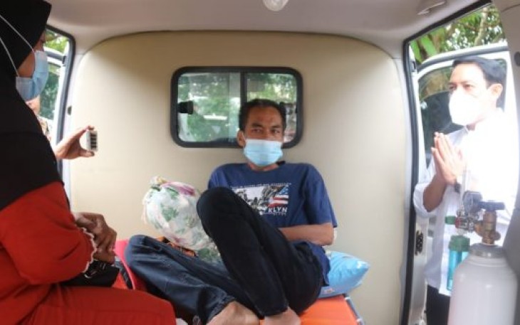 Wakil Walikota Bengkulu Dedy Wahyudi Saat Berinteraksi Dengan Harmaizi Warga Kelurahan Kampung Bali Kecamatan Teluk Segara