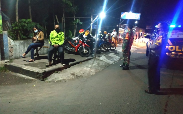 Tim Gabungan Terdiri Dari Anggota Koramil 01/Kota Boyolali Kodim 0724/Boyolali Serda Joko Susanto Polsek Boyolali Kota dan Satpol PP Kota Boyolali Menggelar Operasi Yustisi