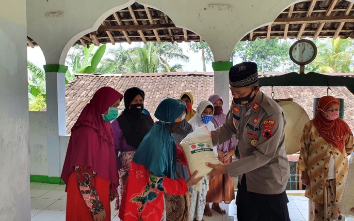 Kapolsek Tersono AKP Akhmad Almunasifi Memberikan Bantuan Sosial Sebanyak 20 Bungkus Beras