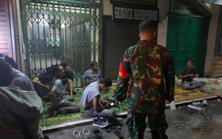 Piket Koramil 03/Serengan Kodim 0735 Surakarta Koptu Catur H Beserta Anggota Linmas  Melaksanakan Patroli Malam