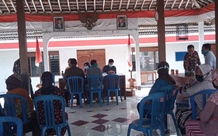 Babinsa Koramil 15/Andong Kodim 0724/Boyolali Sertu Slamet W Bersama Bhabinkamtibmas Polsek Andong Bripka Arif Darmawan menghadiri Kegiatan penerimaan Bantuan Langsun Tunai (BLT) Sumber Dana Kemensos RI Untuk Masyarakat Terdampak Covid-19 Tahap X di Kantor Balai Desa di Desa Kadipaten Kecamatan Andong Kabupaten Boyolali 