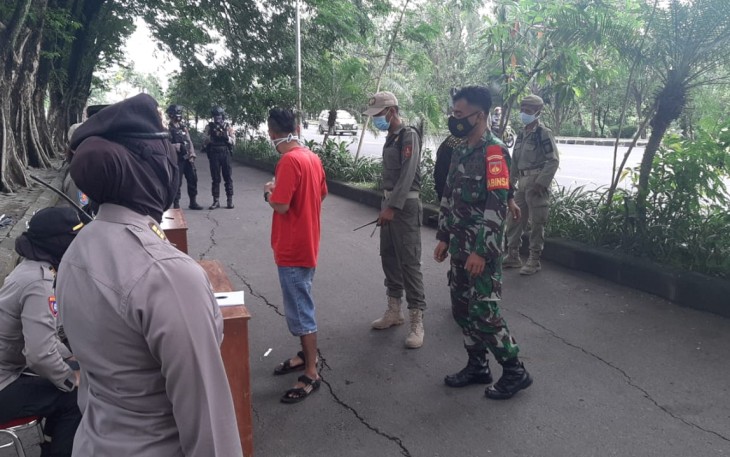 Babinsa Kelurahan Pucangsawit Koramil 04/Jebres Kodim 0735/Surakarta Koptu Tarto Ikut Serta Dalam Kegiatan Operasi Yustisi 