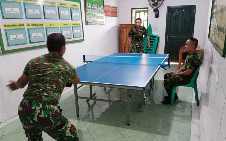 anggota Koramil 10/Sambi melakukan olahraga tenis meja. Selasa (19/01).