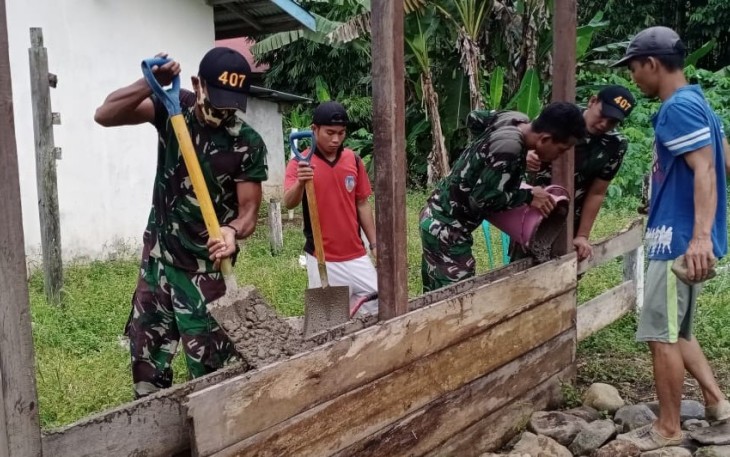 Satgas Pamtas RI-MLY Yonif 407/Padmakusuma di Bawah Komando Pelaksana Operasi (Kolakops) Korem 121/ABW Karya Bakti Membangun Pos Kamling di Dusun Semareh Lawang