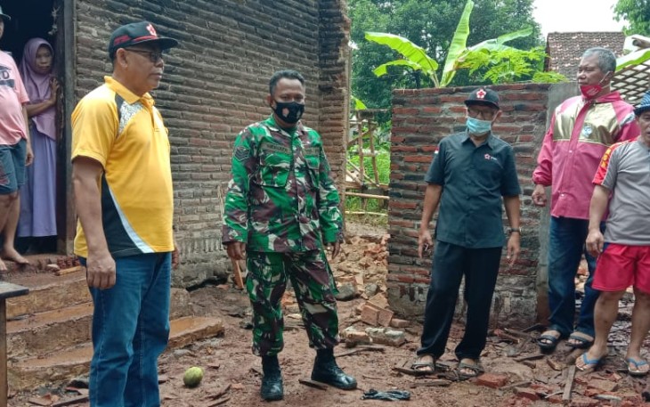 Babinsa Koramil 08/Wonotunggal Bersama Warga Desa Brayo Melaksanakan Gotong Royong Membersihkan Puing puing Bangunan 
