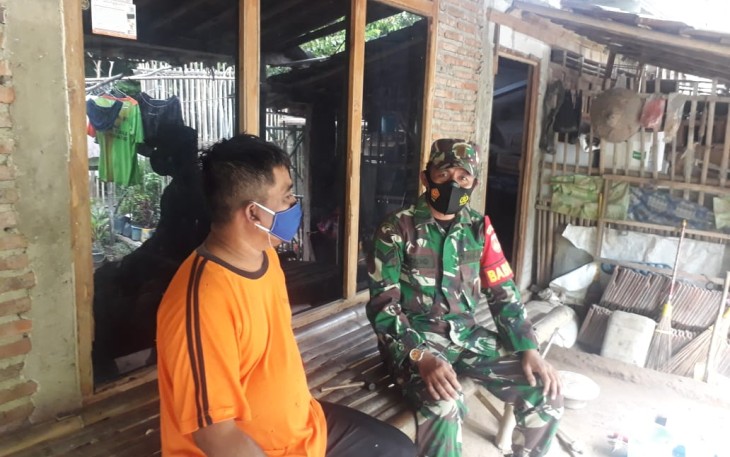Sertu Saryono Babinsa Wonotolo Anggota Koramil 06/Gondang Melaksanakan Komsos Dengan Warga 