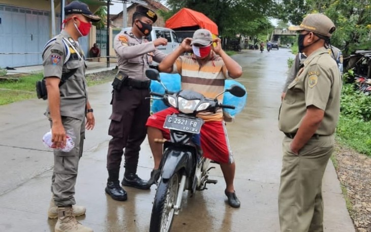 Jajaran Kepolisian Resor Pekalongan Dalam Rangka Mendukung Pemberlakukan Pembatasan Kegiatan Masyarakat 