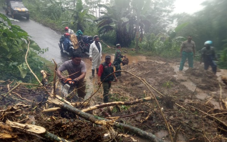Kabupaten Pekalongan Menuju Banjarnegara Yang Berada di Dukuh Cikrowati Desa Kasimpar Kecamatan Petungkriono
