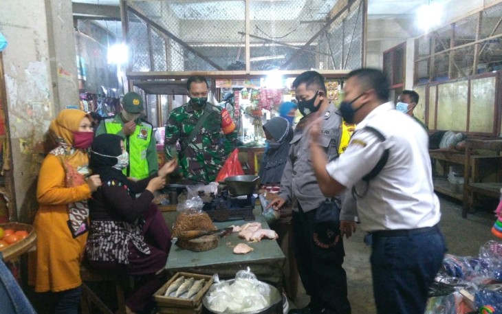 Aswan Anggota TNI dari Koramil 04/Jebres Kodim 0735 /Surakarta bersama dengan Babinkabtibmas, Lurah Pasar Debekan, Scurity dan Linmas mengajak dan menghimbau para pengunjung maupun pedagang  untuk terus menerapkan disiplin Protokol Kesehatan (Protkes) Covid-19 di Pasar Debekan Kelurahan Mojosongo Kecamatan Jebres Surakarta