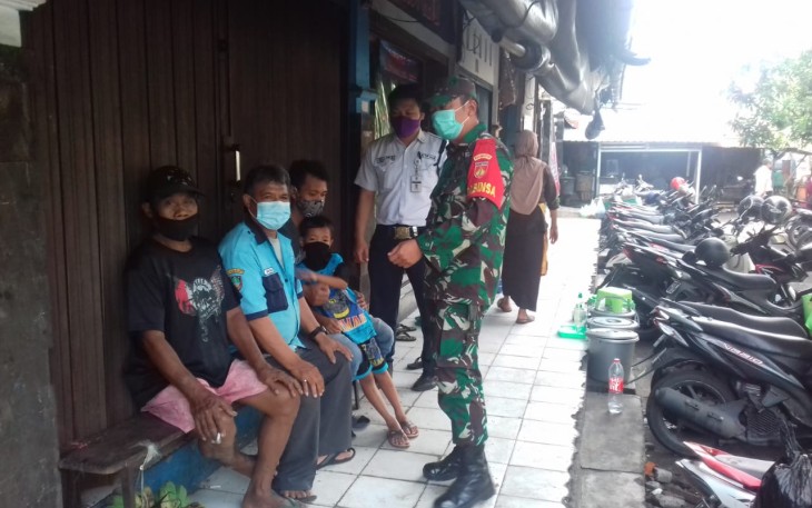 Babinsa Kelurahan Danukusuman Koramil 03 Serengan Kodim 0735 Surakarta Sertu Priyanto bersama Security mensosialisasikan, menghimbau dan mengajak para pengunjung maupun pedagang  untuk terus menerapkan disiplin Protokol Kesehatan Covid-19 di Pasar Harjodaksino