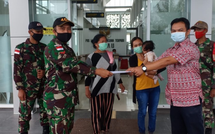 Tiga Orang Pelintas Batas Negara Diamankan Prajurit Satgas Pamtas RI-MLY Yonif 407/PK Pos Mentari