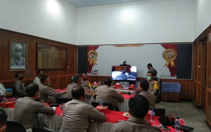 Kapolres Pekalongan Kota AKBP M Irwan Susanto SIK SH MH Saat Memimpin Kegiatan Rutin Cofee Morning Persiapan Pengamanan Penetapan Pasangan Calon Pilwakot Pekalongan 2020 di Pekalongan 