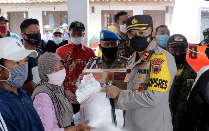 Kapolres Batang AKBP Edwin Louis Sengka memberikan bantuan paket sembako dan tali asih pada keluarga ABK di Balai Desa Klidang Lor, Kamis (21/1/2021).