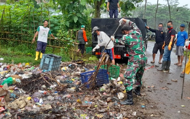 Babinsa Kelurahan Sangkrah Koramil 05/Pasarkliwon Kodim 0735 Surakarta Serda Eko melaksanakan Kerja Bakti/Gotong Royong Bersama Warga RT 01/01 Kelurahan Sangkrah, Jum'at (22/01/2021).