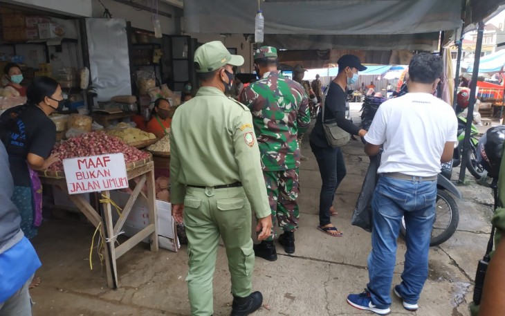Babinsa Kelurahan Setabelan Koramil 02/Banjarsari Kodim 0735/Surakarta Serda Syukur dan Serda Narmin Bersama dengan Satpam pasar dan Linmas  selalu melakukan upaya dalam mencegah penyebaran Covid 19 di wilayah terutama tempat-tempat berkerumun warga seperti di pasar tradisional kali ini, Jumat (22/01/2021)