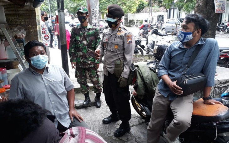 Babinsa Koramil 03 Serengan Sertu Harnawan bersama Polsek Serengan dan Linmas melaksanakan Pemberlakuan Pembatasan Kegiatan Masyarakat ( PPKM ) di Sepanjang Jl.Yos Sudarso Kelurahan Danukusuman Kecamatan Serengan Kota Surakarta, (22/01) 