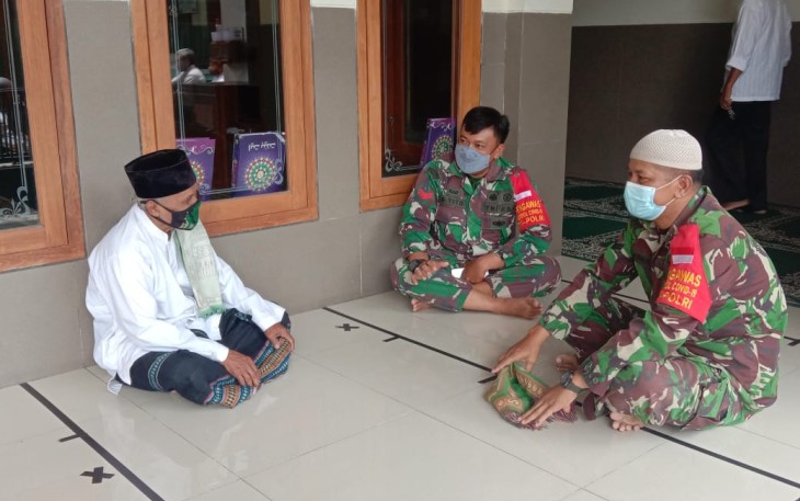 Babinsa Kelurahan Tipes Koramil 03/Serengan, Kodim 0735/Surakarta Sertu Sarmin terus melakukan PPKM guna untuk penegakan disiplin protokol kesehatan Covid -19 dengan melaksanakan pengawasan disetiap kegiatan wilayah binaan, (22/01) 