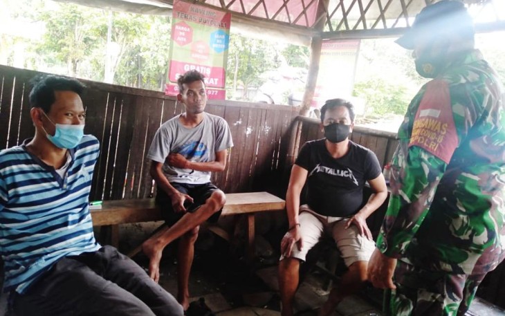 Babinsa Koramil 10/Wuryantoro Kodim 0728/Wonogiri Sertu Rukimin, melaksanakan Komsos bersama Warga di wilayah guna mempererat silaturahmi antara TNI dan Rakyat, Jumat  (22/1).