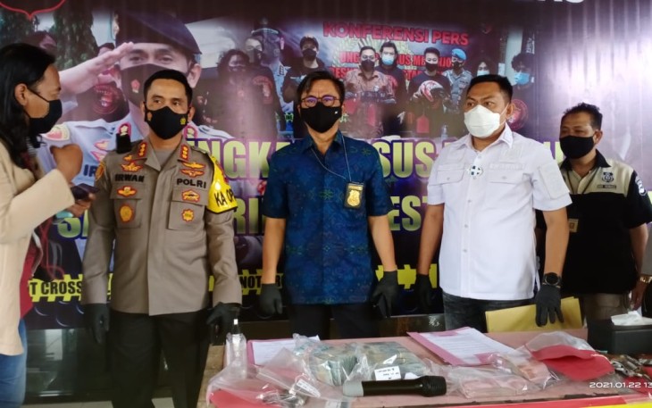 Satuan Resmob Polrestabes Semarang yang di backup oleh Subdit Jatanras Polda Jateng, berhasil membekuk 5 orang pelaku perampokan karyawan distributor Gas LPG di Jalan Krakatau VIII, Karang Tempel, Semarang pada Senin (18/1)