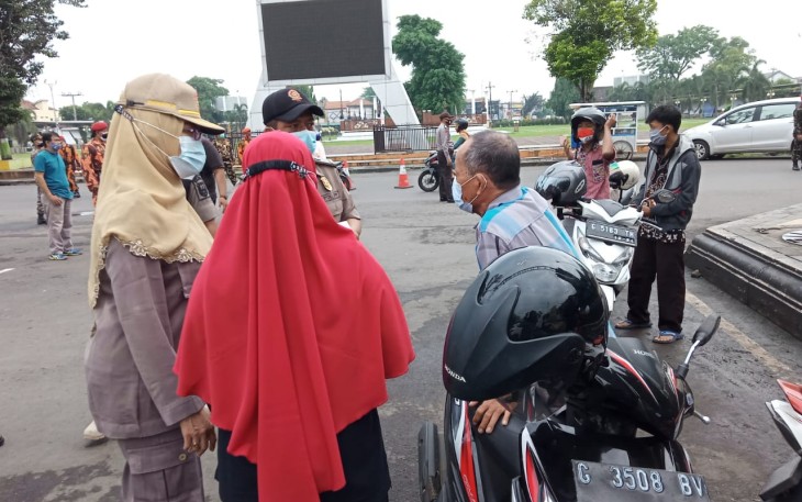 Tim Gugus Tugas Penanganan dan Pengendalian COVID-19 Kabupaten Batang menggelar Operasi Yustisi penegakan protokol kesehatan (prokes)