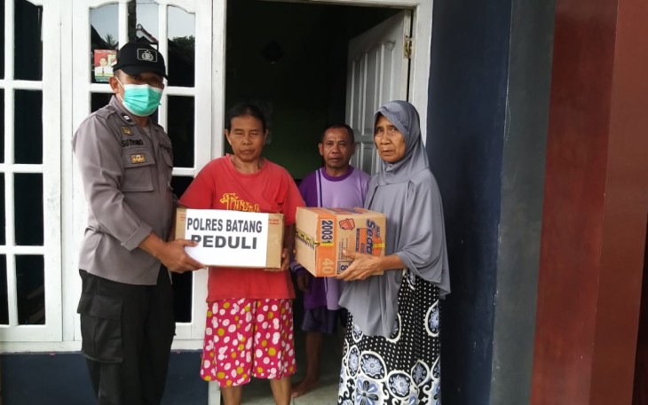 Kapolsek Limpung AKP Yorisa Prabowo bersama Kanitbinmas laksanakan kegiatan bakti sosial (baksos) Polres Batang Peduli sebagai wujud empati Polri kepada masyarakat yang kurang mampu, Jumat (22/1/2021).