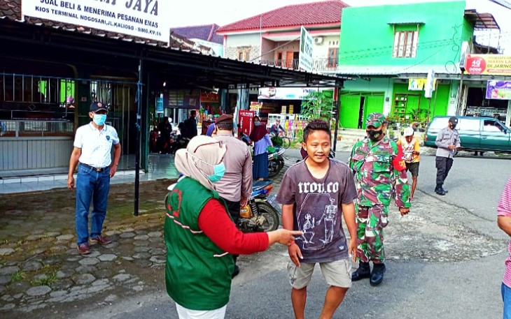 Anggota Koramil 13/Nogosari Kodim 0724/Boyolali yang dipimpin oleh Pelda Suyatno Bersama anggota Polsek Nogosari dan anggota Puskesmas serta anggota Satpol PP Nogosari menggelar Operasi Yustisi di Perempatan Pasar Nogosari, Kabuaten Boyolali. Sabtu (23/01).