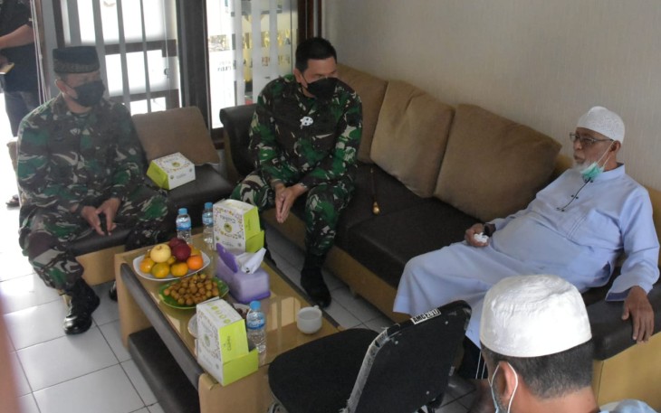 Komandan Korem 074/Warastratama Kolonel Inf Rano Tilaar didampingi Dandim 0726/Skh Letkol Inf Agus Adhy Darmawan dan Kapolres Sukoharjo AKBP Bambang Yugo Pamungkas, mengunjungi  Ponpes Al Mukmin Ngruki Sukoharjo, Sabtu (23/01/2021).